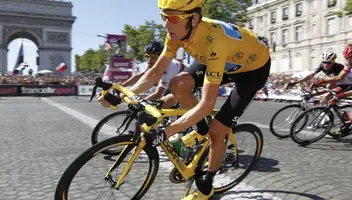 Велосепедист зі своїм велосипедом